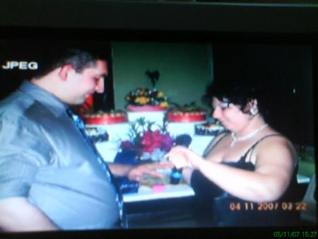 moi qui donne la chevali�re a mon fianc�.